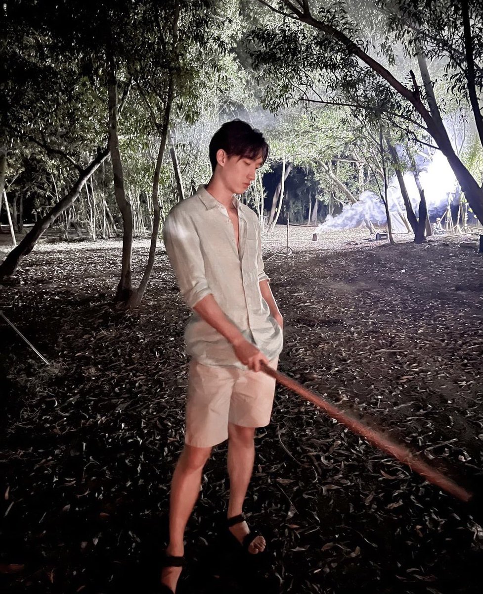 nohphouluangfan's tweet photo. 211222 | nohphouluang IG update 

"ก่อไฟทำปลาเผา🔥"

IG : https://t.co/wwDAjWnmzx

#วีนัสของโน่ #nohphouluang 💖🌷 https://t.co/v0q1Hj8TNR