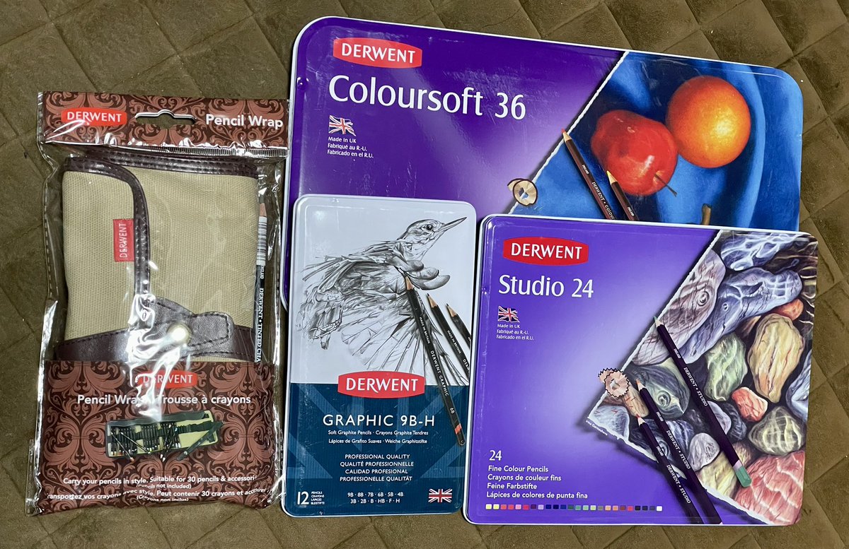 tono_oujiSAMA's tweet photo. 不足していたオリジナルペンシルラップが届きました！
そして2セット注文してたのでプレゼントも2倍‼️すごい！
私の色鉛筆欲しい欲が満足しています！姪っ子と一緒に使おうと思います！
ダーウェントさん！本当に素敵な企画ありがとうございました😊
また何かあったら参加したいです！
#DERWENTbuffet https://t.co/AwE6cNusXK