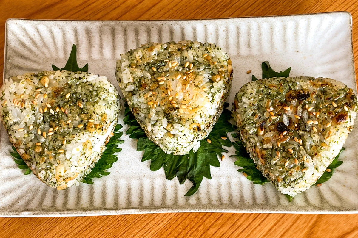 背徳感たっぷり！天かすたっぷりの「悪魔の焼きおにぎり」が絶品！