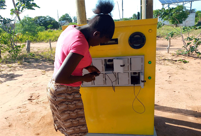 RashiqFataar's tweet photo. Located in the area of Magunze, Mozambique the Solar Giraffe is a communal space designed by Ruben Morgado. It consists of photovoltaic panels that provides power to mobile charging outlets and a radio player. 

#solargiraffe #Sustainability 

Read more: https://t.co/NYFdA6iiUv https://t.co/gZ1mbU1pjL