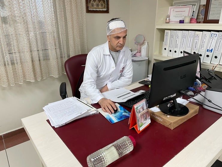 DikenComTr's tweet photo. Hasta yakını, doktoru cam kolonya şişesiyle yaraladı

https://t.co/YCLmvhbRl4 https://t.co/V3wYewJPDz