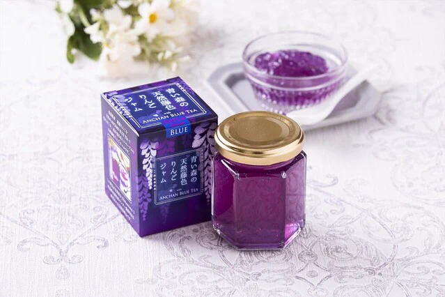 ヴィレヴァンのオンラインストアから購入可能！藤の花をイメージした「青い森の天然藤色りんごジャム」が話題に！