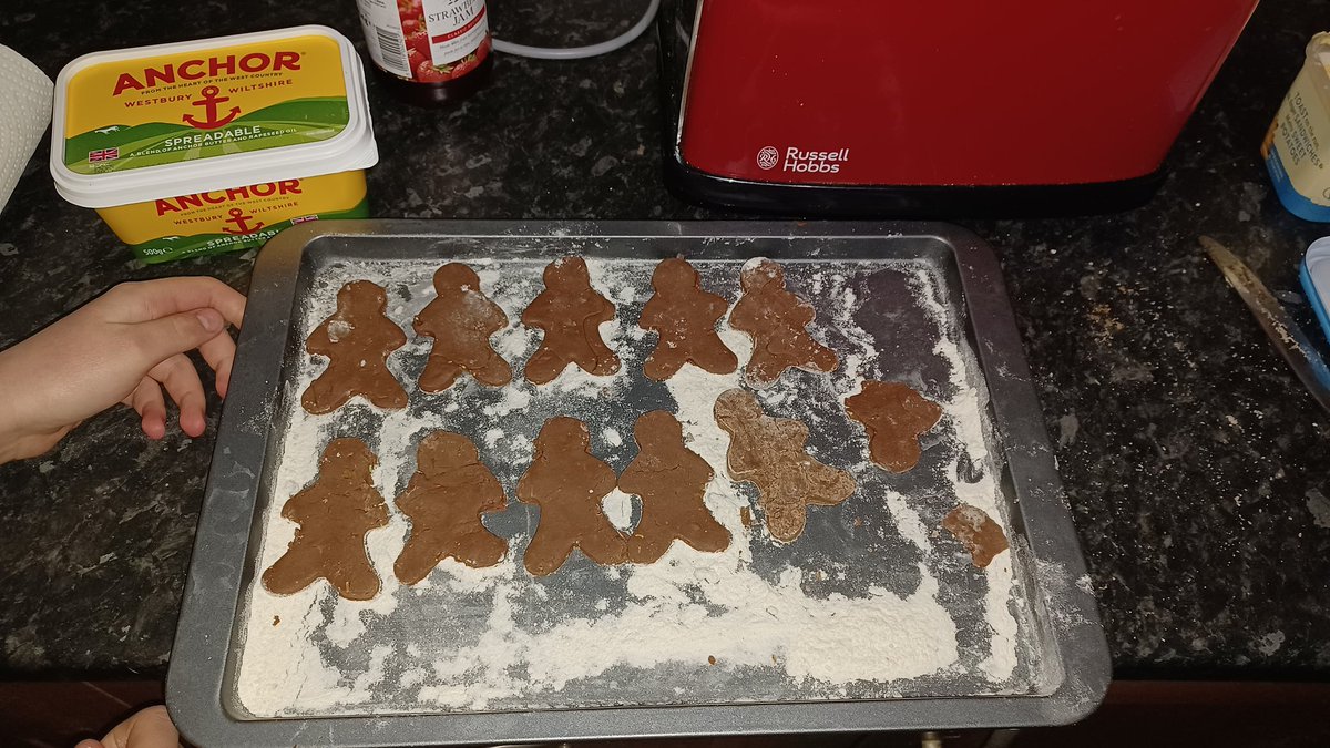 CarlaWraith's tweet photo. @MissWYear4 Jessicas Christmas cookies from the activity list x https://t.co/57PpgvXac5