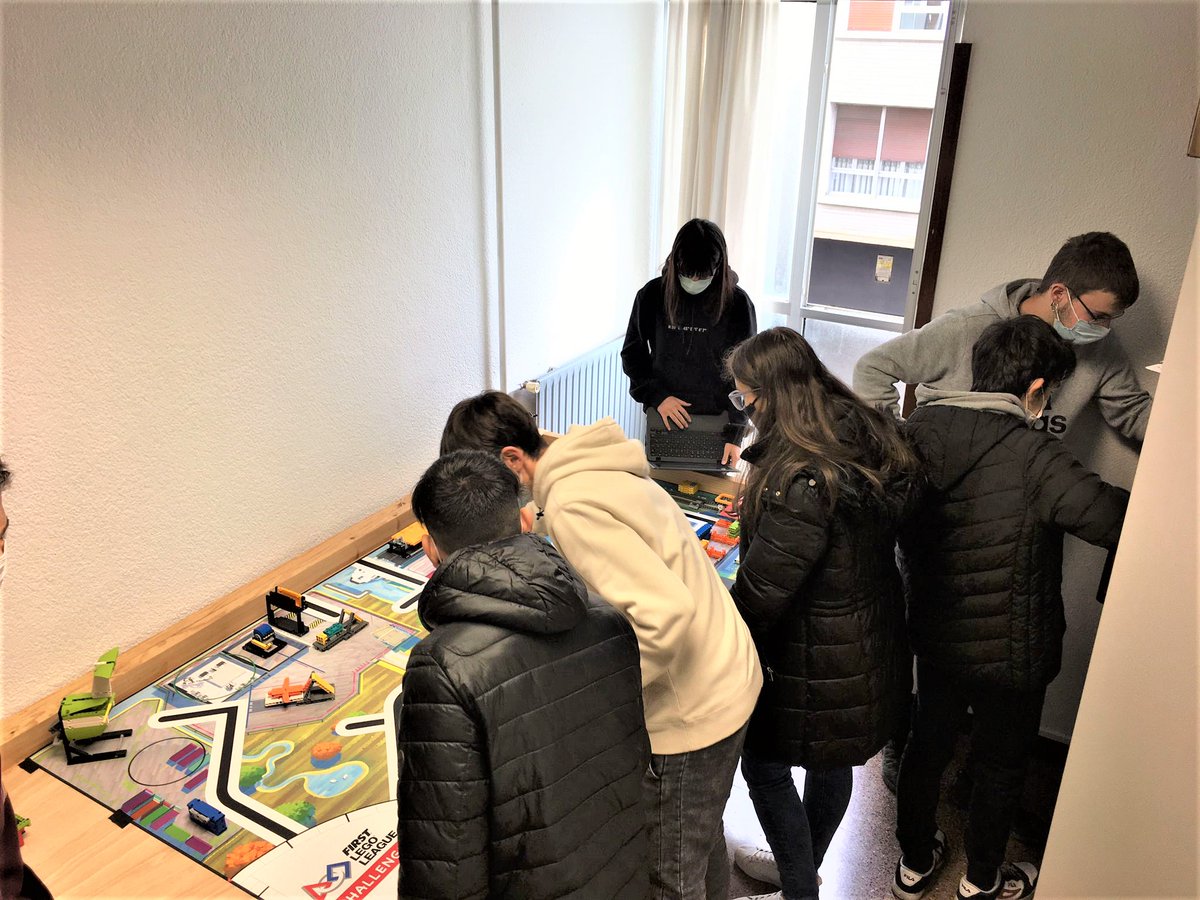 EGIBIDE's tweet photo. Alumnado de 4º #ESO (asignatura de #Tecnología), preparándose para la @FLL_Spain que tendrá lugar en marzo. "Aprenden programas y a diseñar robots Mindstorm EV3 y Spike Prime mediante el software Scratch", nos recuerda su tutor @aitor_ibabe 👏👏 #FLLSpain #STEAMEuskadi https://t.co/Zh39QaS9WI