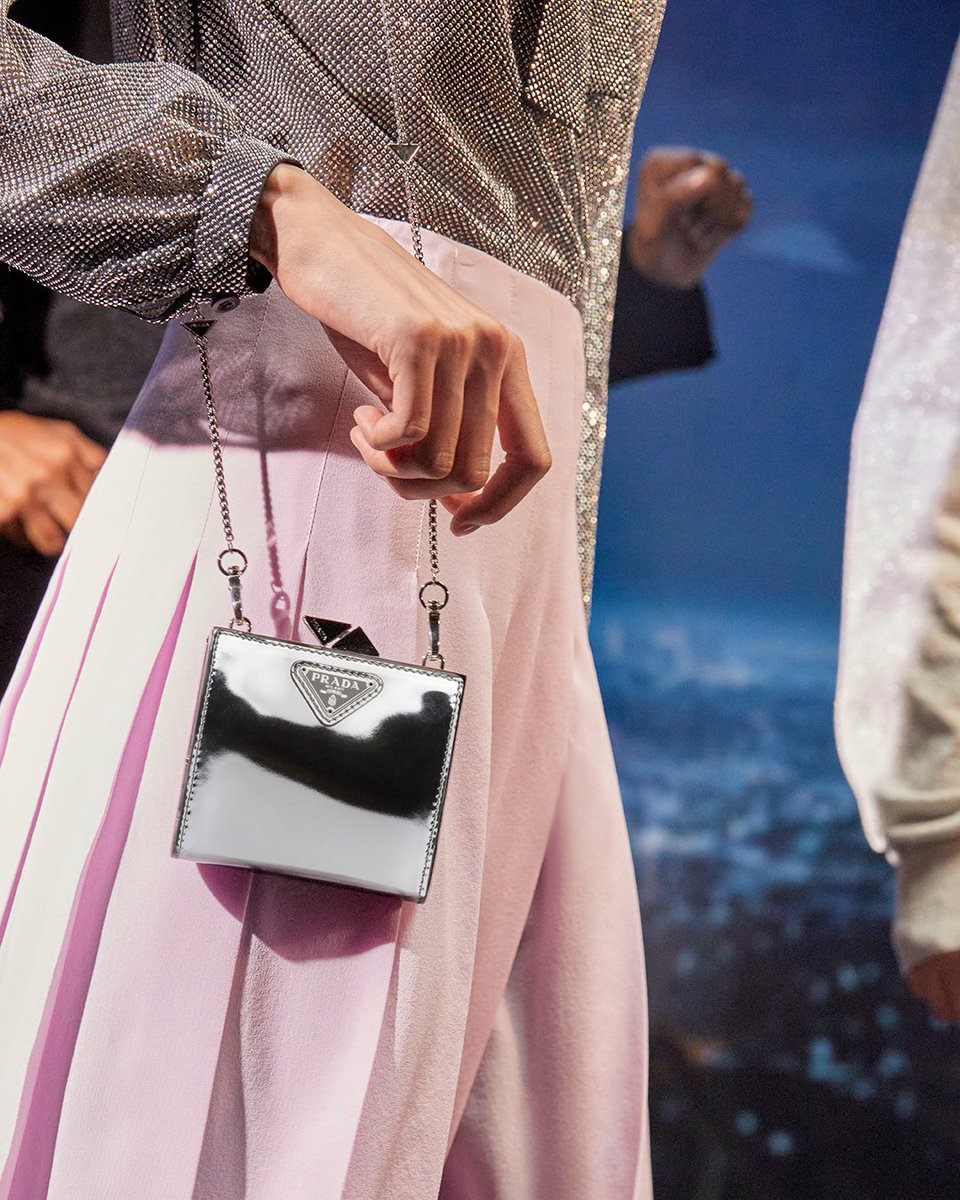 ajmalmagazine's tweet photo. This festive season, wear the #PradaHoliday21 sparkling collection for a glamorous and shiny new year! Check it out!

إليكِ مجموعة من #حقائب و #أحذية و #إكسسوارات براقة من دار أزياء #برادا لموسم الأعياد. 
ألقي نظرة الآن!

#ajmalmagazine #shoes #bags #prada #fashion #Christmas https://t.co/7bqEMDwJm2