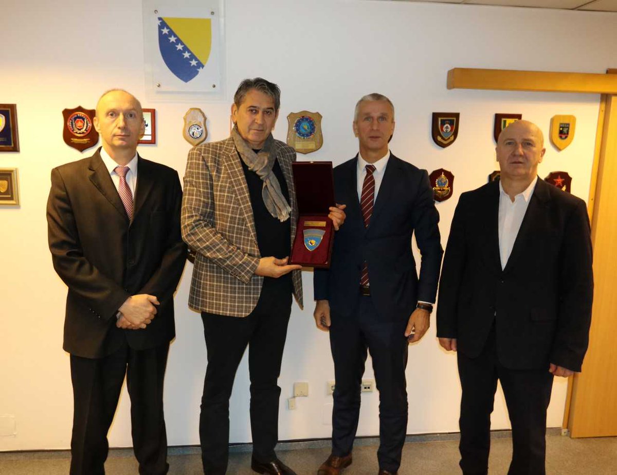 spsgovba's tweet photo. 🔹Direktoru Službe za poslove sa strancima Slobodanu Ujiću, danas u prostorijama Direkcije  za koordinaciju policijskih tijela BiH, direktor Mirsad Vilić uručio je Zlatni reljefni policijski amblem za izuzetnu saradnju i podršku Direkciji za koordinaciju policijskih tijela BiH🔹 https://t.co/kjyeEJNj9f