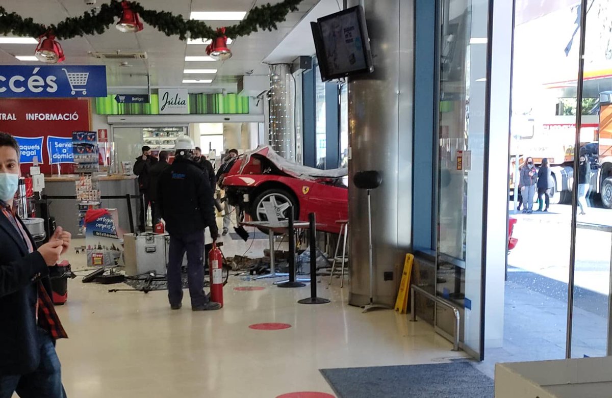 Un día estás comprando en el #River de #Andorra y se estrella un #Ferrari . Menos mal que el chico de <a href="/europa_fm/">Europa FM</a> no estaba en l mesa en ese momento.