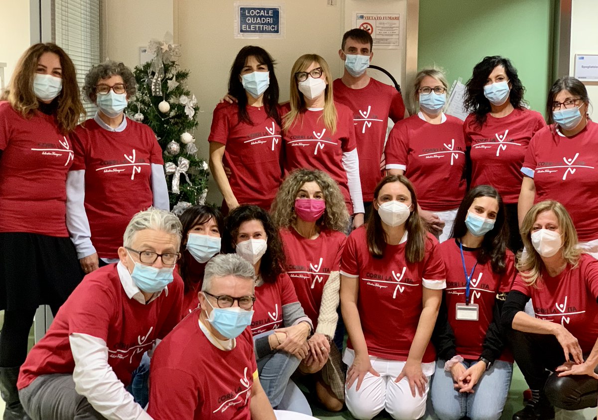 Corrilavita's tweet photo. Quest'anno per #Natale abbiamo inviato le magliette di di #CORRILAVITA alle #BREASTUNIT della @regionetoscana coordinate da #SenoNetwork che ogni giorno lavorano per curare le donne malate di #tumorealseno. La prima immagine arriva dal team di #Senologia dell'Ospedale di #Pistoia https://t.co/A2QupE7lHM