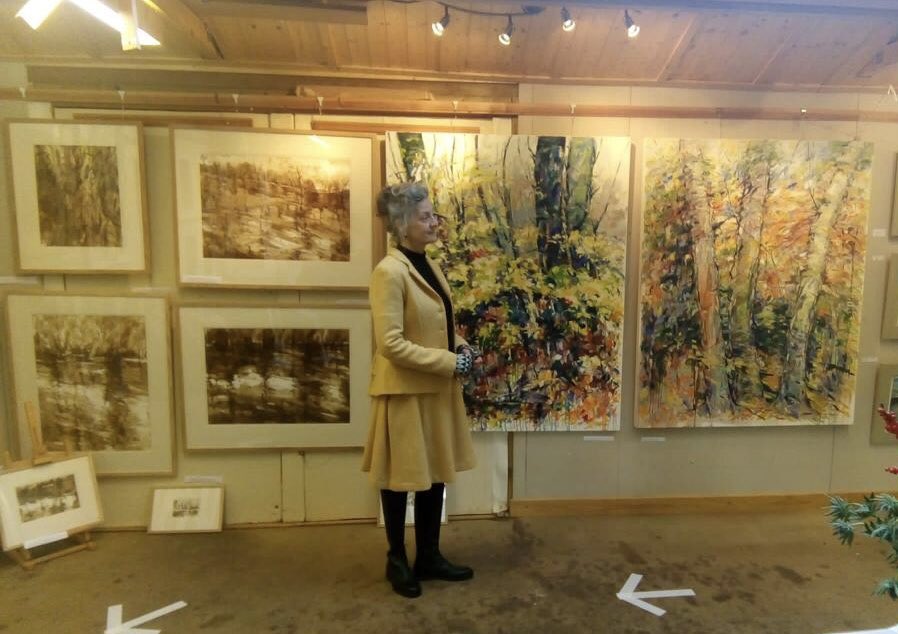 DfsStubbs's tweet photo. #Sheffield based #painter #LaviniaJones at her recent exhibition with a selection of her work. #Landscape #studies made around #Endcliffe Park. Stunning #exhibition https://t.co/PhWKvRGKj6