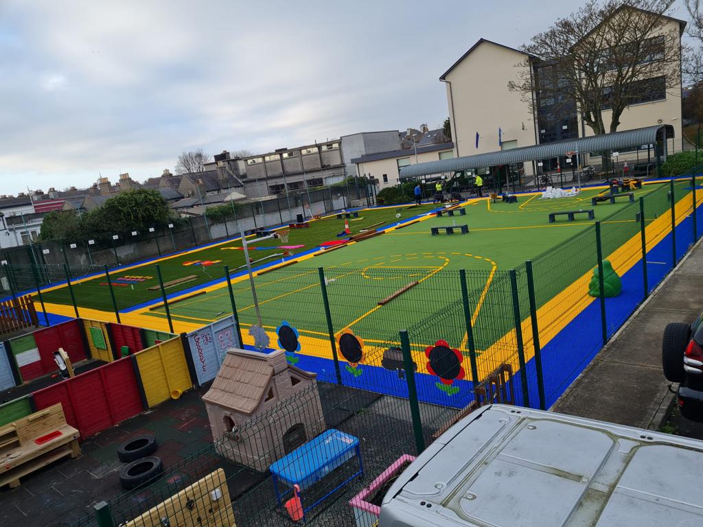 RoisinOgrady8's tweet photo. Santa came early! 🎅 our new astraturf playground is just amazing, It was heartwarming to see the joy on the children's faces😁 💕 A huge thank you to Sanctuary synthetics @thefakegrassman and to Denis from @spaces_outdoor  for helping make this dream a reality! https://t.co/HuvPCndoOT