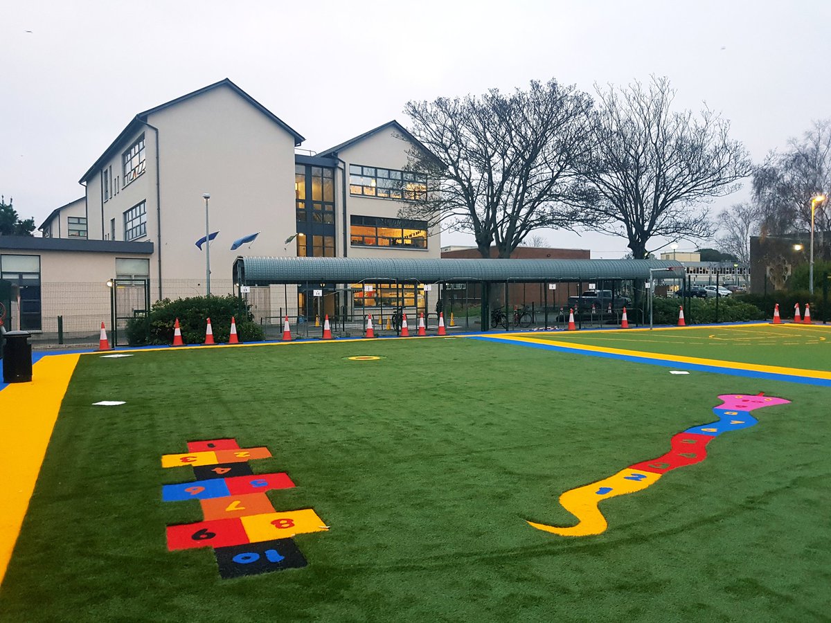 RoisinOgrady8's tweet photo. Santa came early! 🎅 our new astraturf playground is just amazing, It was heartwarming to see the joy on the children's faces😁 💕 A huge thank you to Sanctuary synthetics @thefakegrassman and to Denis from @spaces_outdoor  for helping make this dream a reality! https://t.co/HuvPCndoOT