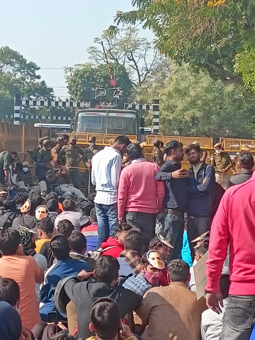 vinodmittal9's tweet photo. कंप्यूटर अनुदेशक भर्ती की मांग को लेकर बेरोजगार कंप्यूटर शिक्षकों का सत्याग्रह जारी। https://t.co/AT8myFPRtU