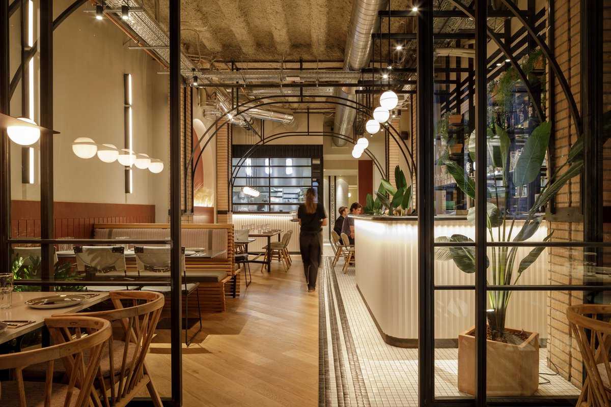 HISBALITmosaico's tweet photo. #NEWYORKBurger Barcelona 🤍🖤🌿
#Restaurante diseñado por #ProyectoSingular con #suelos y paredes “a medida” creados con el servicio de personalización #ArtFactoryHisbalit 

📸 #Fernandoaldafotografo https://t.co/GICEiPPnA8