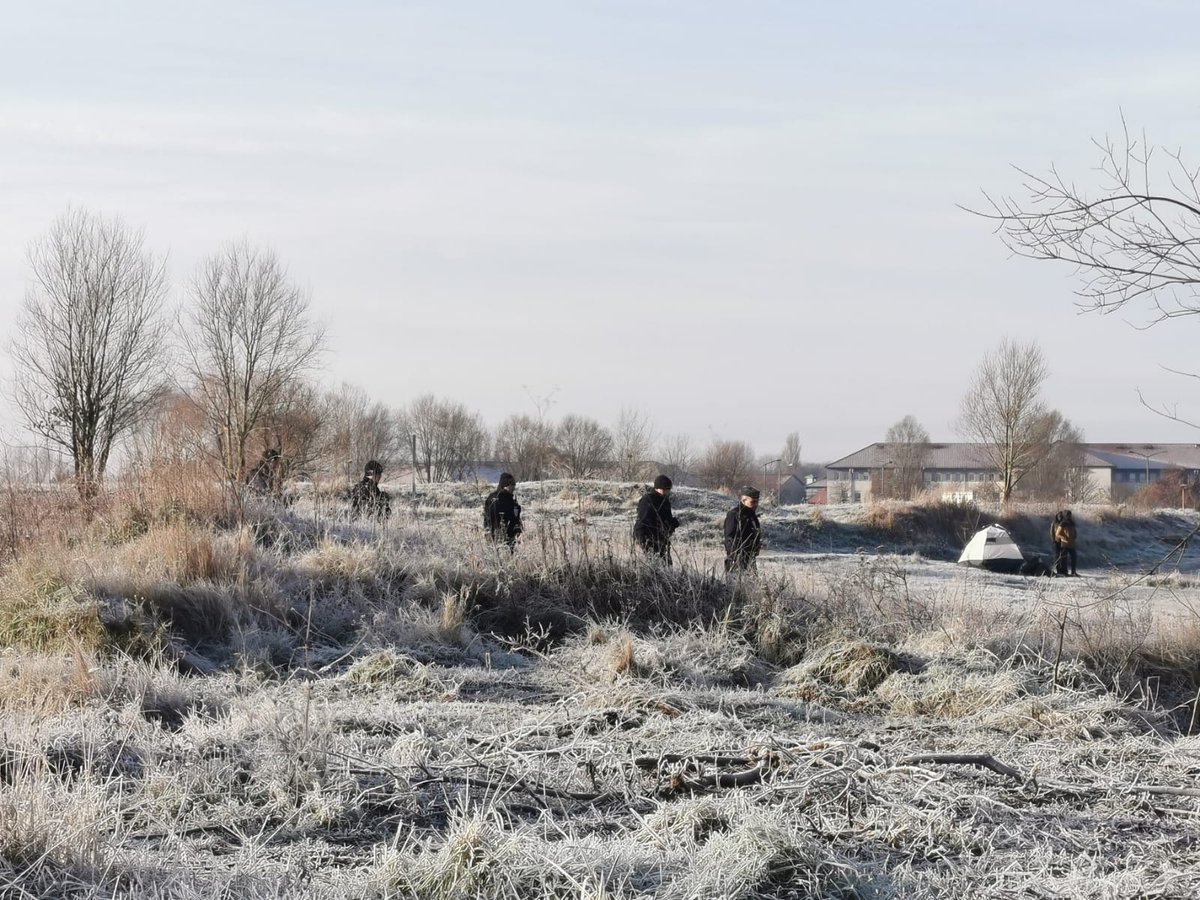 Utopia_56's tweet photo. Ce matin à Calais, par -2C°, 12 vans de CRS mobilisés pour évacuer des personnes qui survivent à la rue. Aucun dispositif, ni d’hébergement, ni d’information sur leurs droits n’a été prévu malgré les diatribes quotidiennes du directeur de l’@OFII_France Didier Leschi. https://t.co/bpWAKOQvjG
