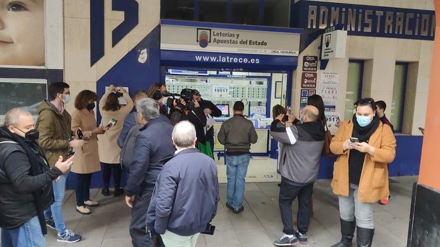 La Lotería de Navidad ha dejado el primer cuarto premio (42833) en Aguadulce y Carboneras y el tercer premio (19517) en Almería capital… A ver qué nos depara El Gordo… 🤩🎉
¡¡Mucha suerte!! y enhorabuena a los premiados 🥂