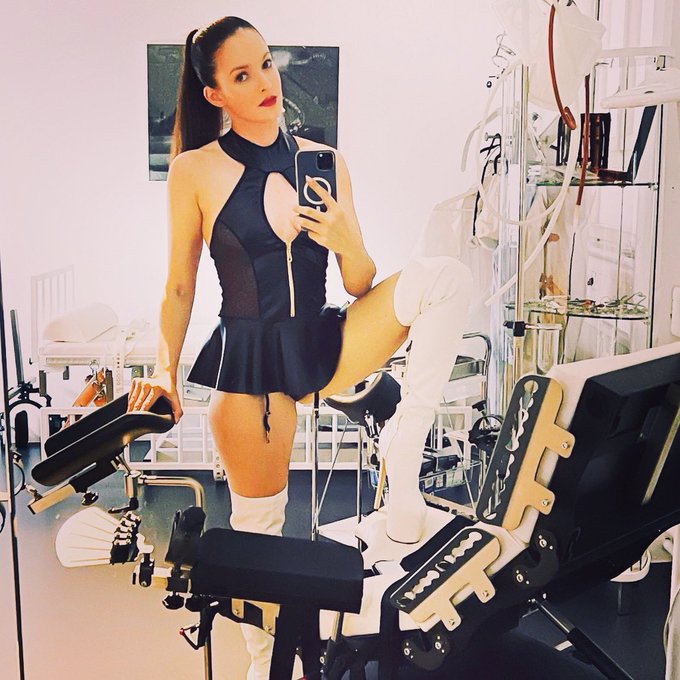 Bereit f&uuml;r meinen n&auml;chsten Patienten! #derfemdom Wer will sich noch vor Weihnachten behandeln lassen<a href="/tag/derfemdom"class="tags">#derfemdom</a><a href="/tag/domina"class="tags"><span>#domina</span></a><a href="/tag/dominatrix"class="tags"><span>#dominatrix</span></a><a href="/tag/chastity"class="tags"><span>#chastity</span></a><a href="/tag/yourpainismygain"class="tags"><span>#yourpainismygain</span></a>