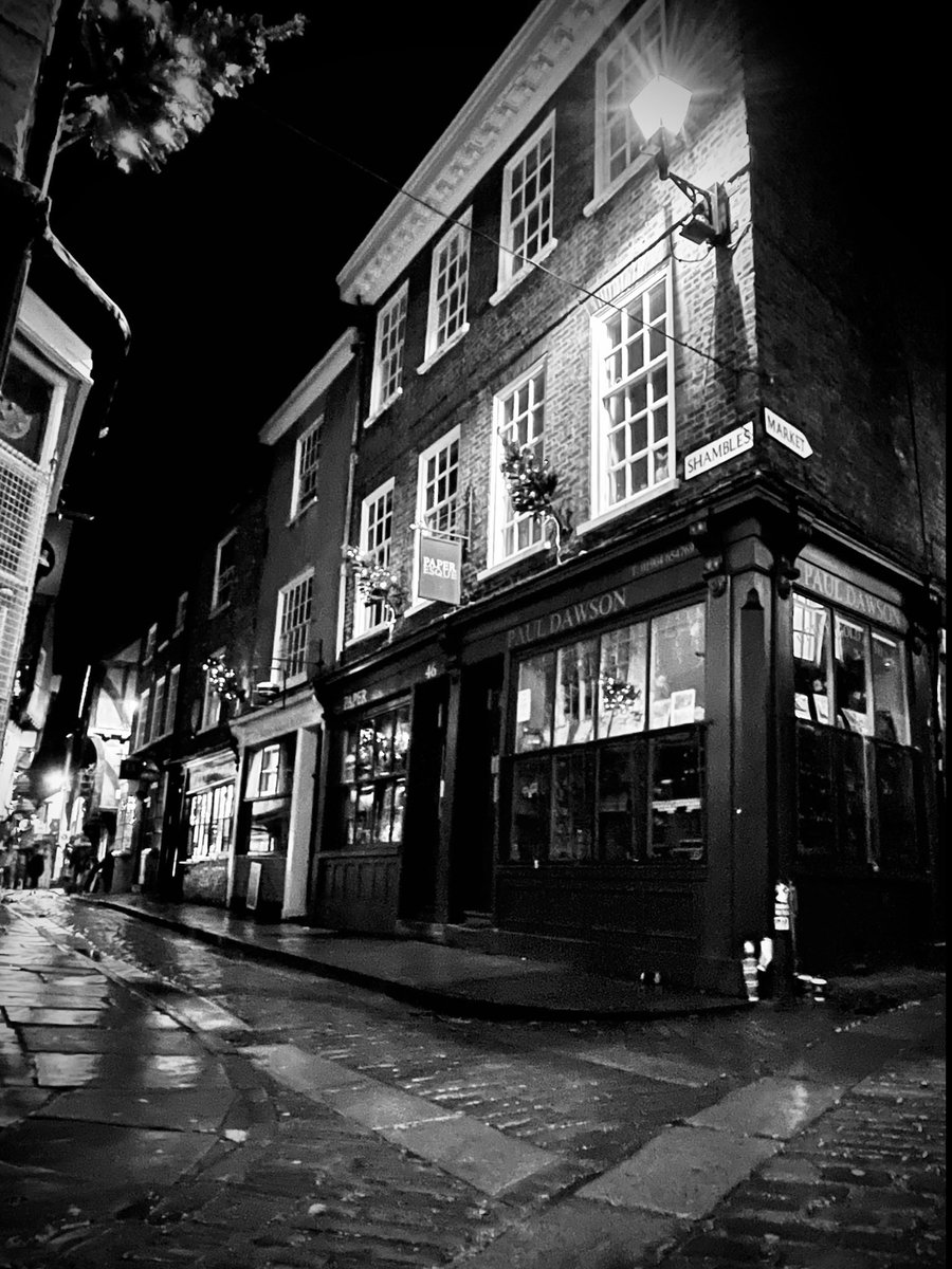 Snoopy74's tweet photo. One weekend in ….York Dec 2021 #york #yorkshire #oneweekend #blackandwhitephotography #York https://t.co/lq9EqRf7DV