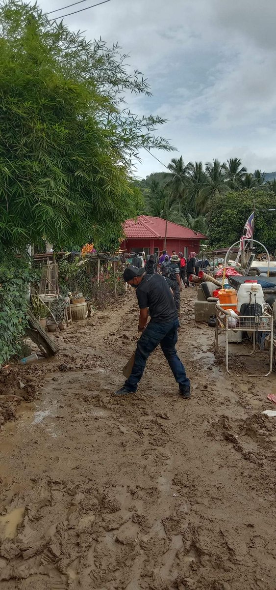 imigresenmy's tweet photo. JELEBU, 22 Disember - Jabatan Imigresen Malaysia (JIM) Negeri Sembilan telah menggerakkan sukarelawan bagi membantu membersihkan kawasan dan kediaman yang terjejas banjir.

#imigresen
#jim 
#covid19 

https://t.co/NSNM6EYCdl https://t.co/M1h854EPWy