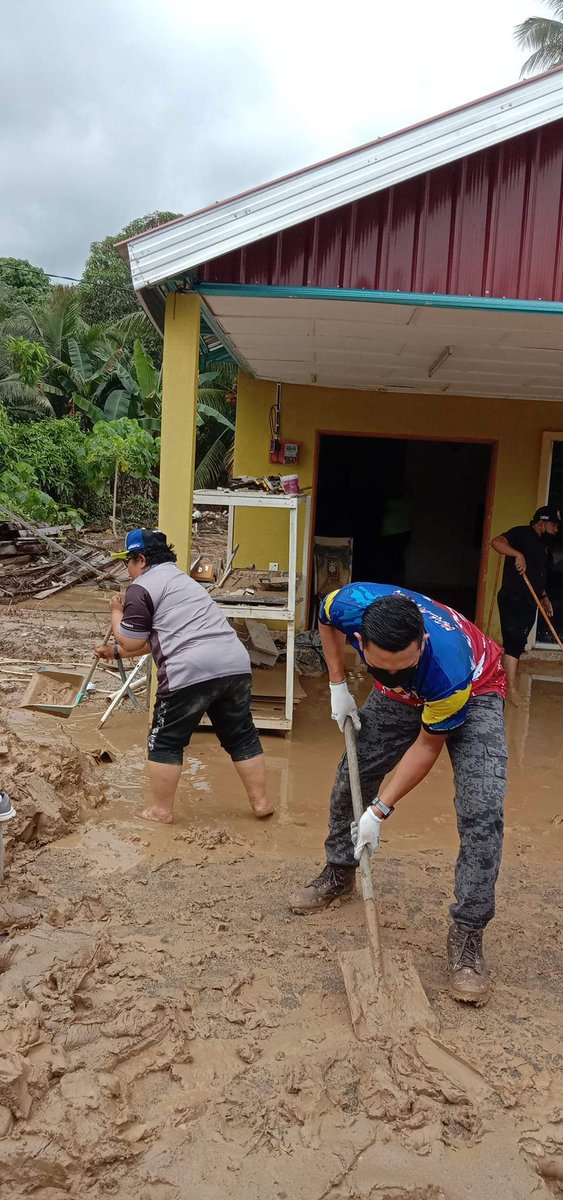 imigresenmy's tweet photo. JELEBU, 22 Disember - Jabatan Imigresen Malaysia (JIM) Negeri Sembilan telah menggerakkan sukarelawan bagi membantu membersihkan kawasan dan kediaman yang terjejas banjir.

#imigresen
#jim 
#covid19 

https://t.co/NSNM6EYCdl https://t.co/M1h854EPWy