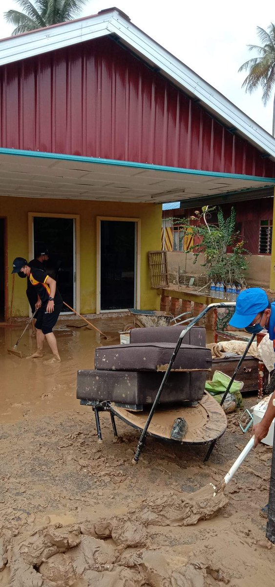 imigresenmy's tweet photo. JELEBU, 22 Disember - Jabatan Imigresen Malaysia (JIM) Negeri Sembilan telah menggerakkan sukarelawan bagi membantu membersihkan kawasan dan kediaman yang terjejas banjir.

#imigresen
#jim 
#covid19 

https://t.co/NSNM6EYCdl https://t.co/M1h854EPWy
