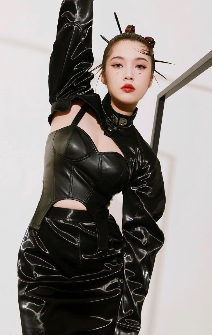fairyaning's tweet photo. snake performance, but with this fit >>> https://t.co/eRyeaESUng