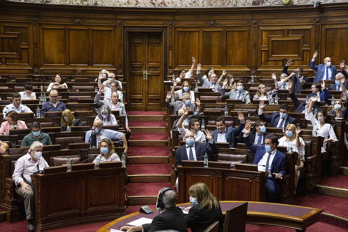 DCaggiani's tweet photo. Entre sidras y panes dulces el oficialismo aprobó ayer un proyecto que restringe derechos laborales y sindicales. Otra vez a las apuradas y recortando derechos para el mismo lado. Siempre el doble estándar: liberales con los privilegiados pero intervencionistas con los débiles. https://t.co/Iok9CH7uP6
