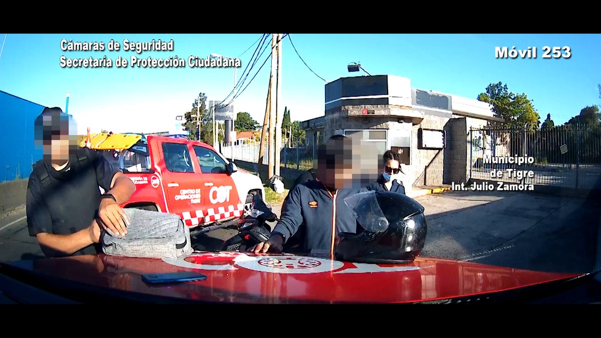 AlertaTigre's tweet photo. 🚨 El Talar 🚨

Iba a bordo de una motocicleta con pedido de captura y el COT logró interceptarlo en cuestión minutos.

▶ Podes ver el video acá 👇
https://t.co/AHFGJarfVC https://t.co/oJmgOarG1X
