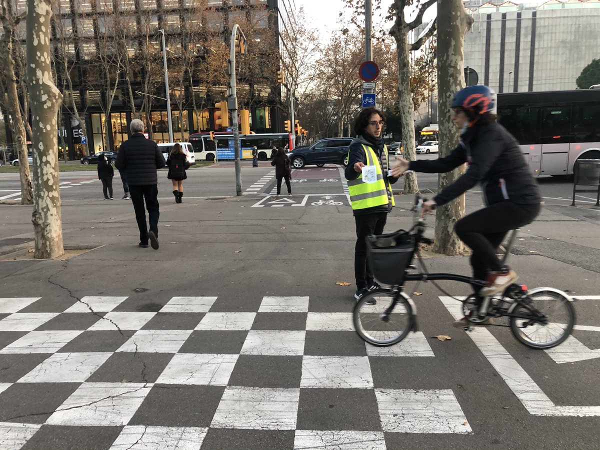bacc_cat's tweet photo. #Bacc | Aquesta setmana hem fet una jornada més de la campanya #Bcivisme, on recordem la importància de conèixer els drets i deures de la #bicibcn 😊🚲
📍@BCN_LesCorts
Amb el suport de @bcn_ajuntament 🤝 https://t.co/ERqJI7wSmr
