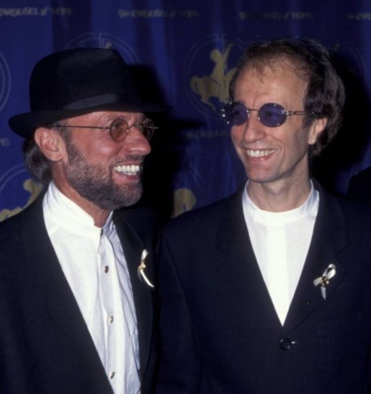therhgfannation's tweet photo. On this date in #beegeeshistory:
Remembering Robin and Maurice Gibb as we celebrate their birthday (22 December, 1949). A heavenly 72nd birthday to our Gibb twins Bodding and Woggie π
Photo Credits: Pinterest
-Admin R- https://t.co/kmhpJwx7UH