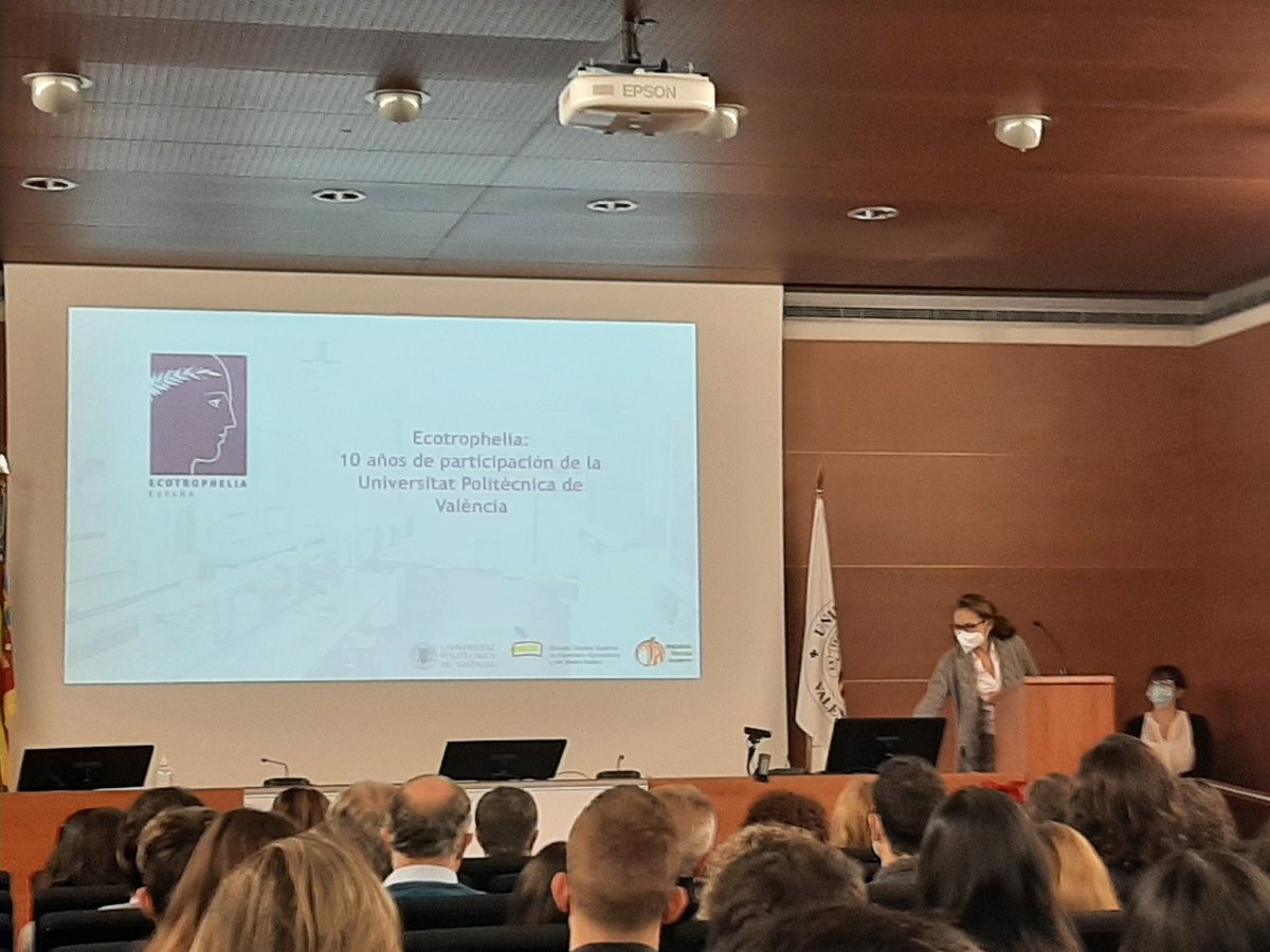 eamnupv's tweet photo. La profesora Puri García presenta el certamen Ecotrophelia España en el que este año nuestros alumnos han sido ganadores con @wearekarobia y finalistas con @somun_gloop https://t.co/dsuWqA0z3S