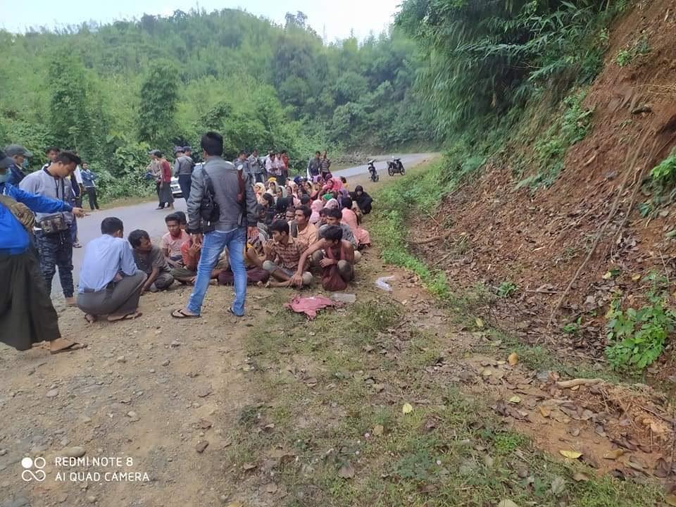 49 #Rohingya women, 11 children and 17 men were arrested in Taungup township, Rakhine State, today at 2 am for "illegal" travelling.

Recently about 200 Rohingya were sentenced to 5 years in prison for "illegal" travelling.

#WhatsHappeningInMyanmar #Dec22Coup