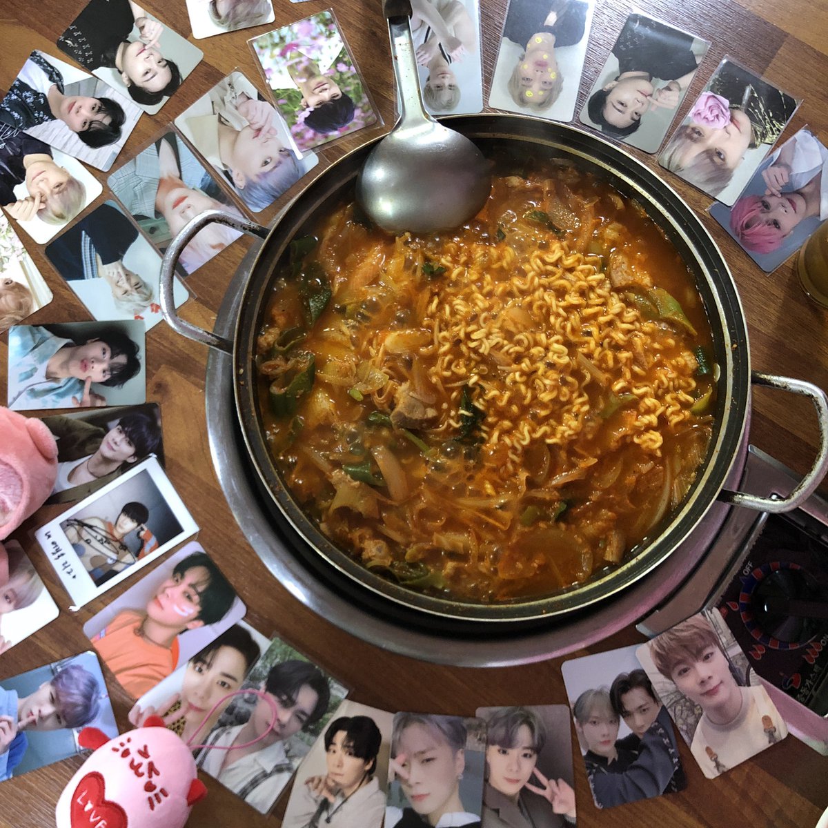 dalbinX2's tweet photo. 빈이 대신 먹은 단골집 사태찌개💗

2년동안 사태찌개 염불외다 드디어 올빈님과 링링님(영혼) 구래님(영혼)과 함께!🤤

적당히 칼칼하면서 달달한게 김치찌개와 닭볶음탕 그 중간 느낌! 
라면사리 꼬옥 추가해주시기..♡
빈이 역시 맛잘알이라고 둘 다 넘 맛나서 담에 또 오기로 했다네요😏

#문빈 https://t.co/4oNKwo6h5w
