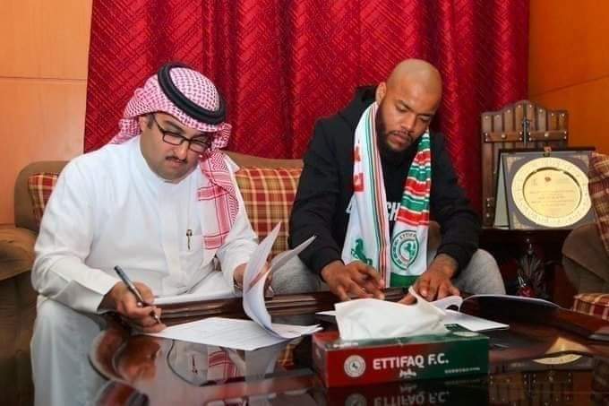RAHIM__19's tweet photo. اقصيناهم وتوجنا على أراضيهم العربية إلا أن الأشقاء زاد كرمهم بتكريم الاعبين الابطال في نواديهم ... انها الحضارة والأصالة https://t.co/YNfV1k5RyJ