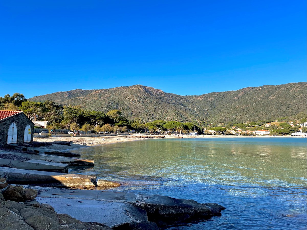 Quelque soit la saison, s'émerveiller et en prendre plein les yeux en arrivant à la plage de Saint-Clair par le sentier du littoral 😍
#MyLavandou 
.
.
#myprovence #cotedazurfrance #visitvar