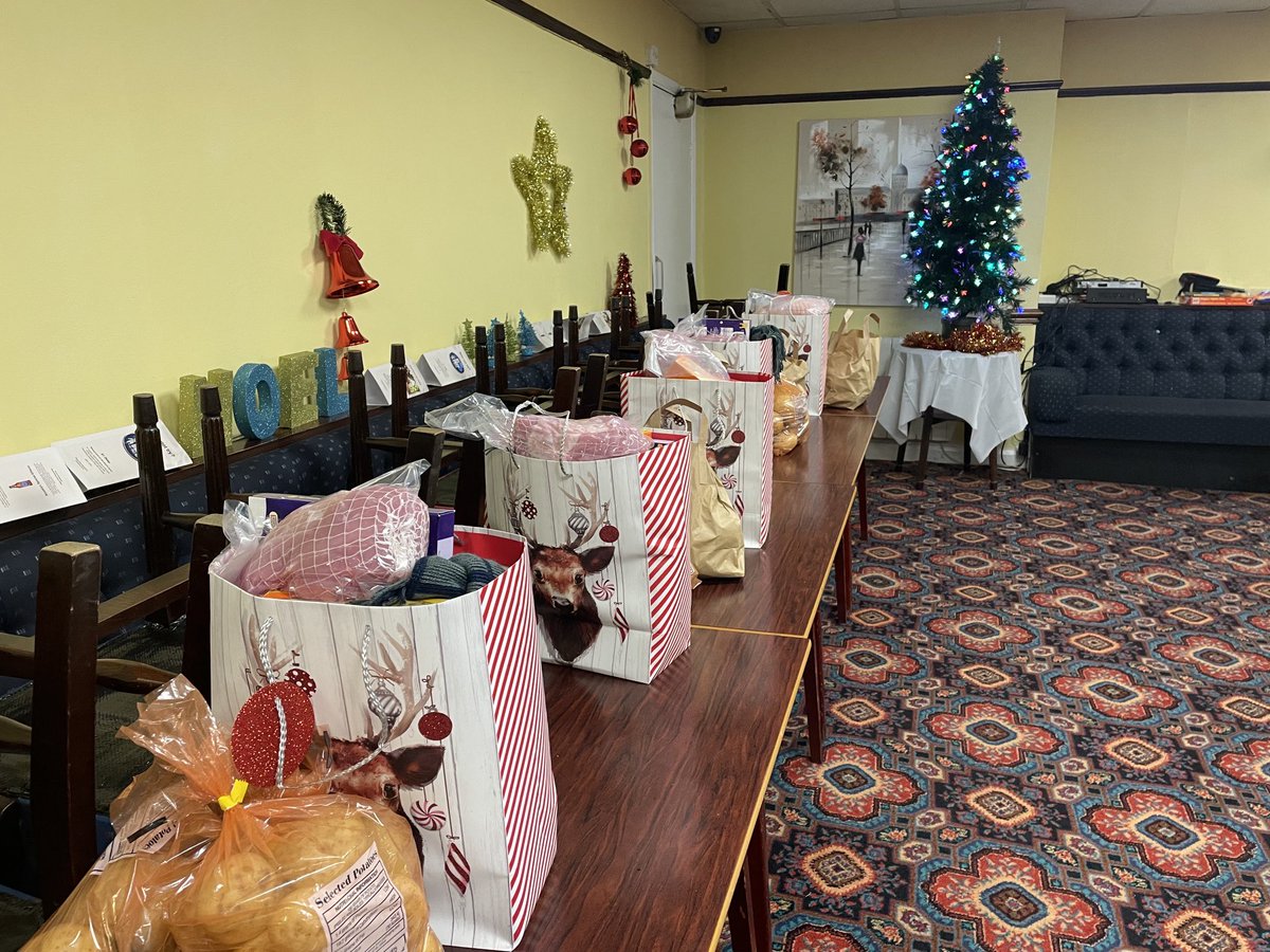 dukeofbeeston's tweet photo. Holbeck Moor FC doing our bit by helping our mighty birth parents @SlungLow deliver food and pressies to the lovely people of South Leeds #SquareBall #HolbeckMoorFC #Christmas #SlungLow #LUFC #ReEstablish https://t.co/KMXXd3RFdc