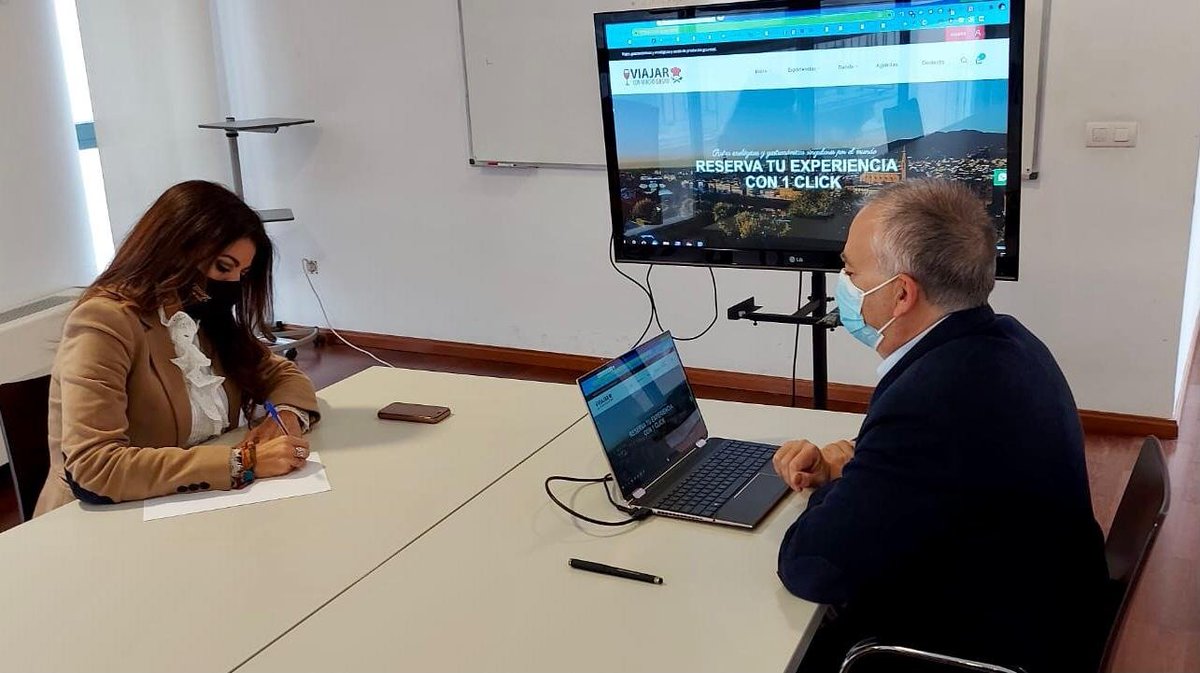 TurismoAND's tweet photo. 💻 @TurismoAND apuesta por la digitalización como motor de cambio para relanzar el sector 🚀
📌 DT @Nuriarodriguezc ha visitado Viajes Vista Alegre ✈️, una de las 14 empresas malagueñas que han recibido ayudas #Pymetic ✅
🍽 Han lanzado la iniciativa 'Viajar con mucho gusto' 🔝 https://t.co/PHWn7aSMd1