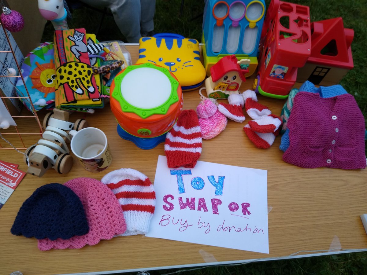 BristolLibrary's tweet photo. #Friendsofhorfieldlibrary really delivering some environmentally appropriate festive frolics, what with #upcycling #crafting and #reuse 🧑‍🎄👍
#bristollibrariesinnovationfund #welcomebackfund @HorfLockVoice https://t.co/XyS6sZUCAu