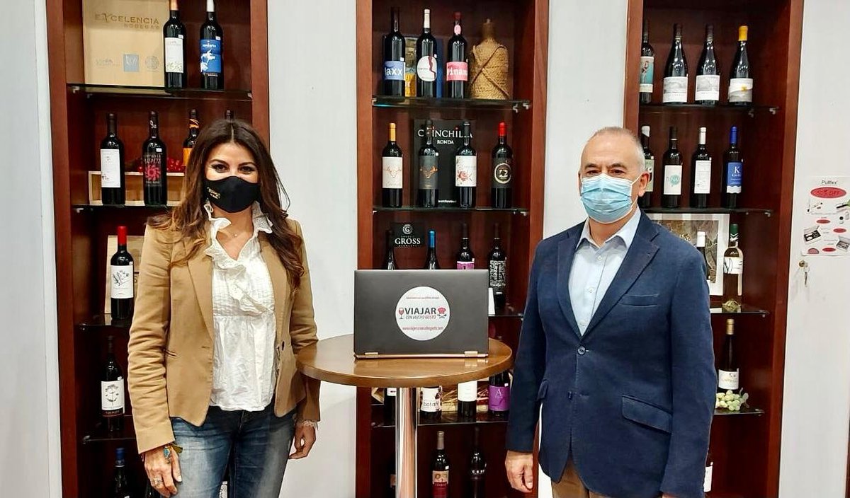 TurismoAND's tweet photo. 💻 @TurismoAND apuesta por la digitalización como motor de cambio para relanzar el sector 🚀
📌 DT @Nuriarodriguezc ha visitado Viajes Vista Alegre ✈️, una de las 14 empresas malagueñas que han recibido ayudas #Pymetic ✅
🍽 Han lanzado la iniciativa 'Viajar con mucho gusto' 🔝 https://t.co/PHWn7aSMd1