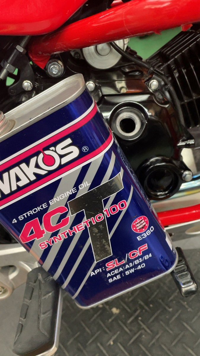 pbgarage2004's tweet photo. デモ車のグロムちゃん、気がついたら1,200kmも走ってて慌ててオイル交換。
慣らし中は6,000rpm縛りでリッター60。
オイル交換後は8,000rpmまでぶん回してもリッター58。
回転上がってもスロットル開度は変わらないから燃費も大きくは変わらないのかな?
#wakos
#和光ケミカル
#4ct https://t.co/4UzIPbRA5R