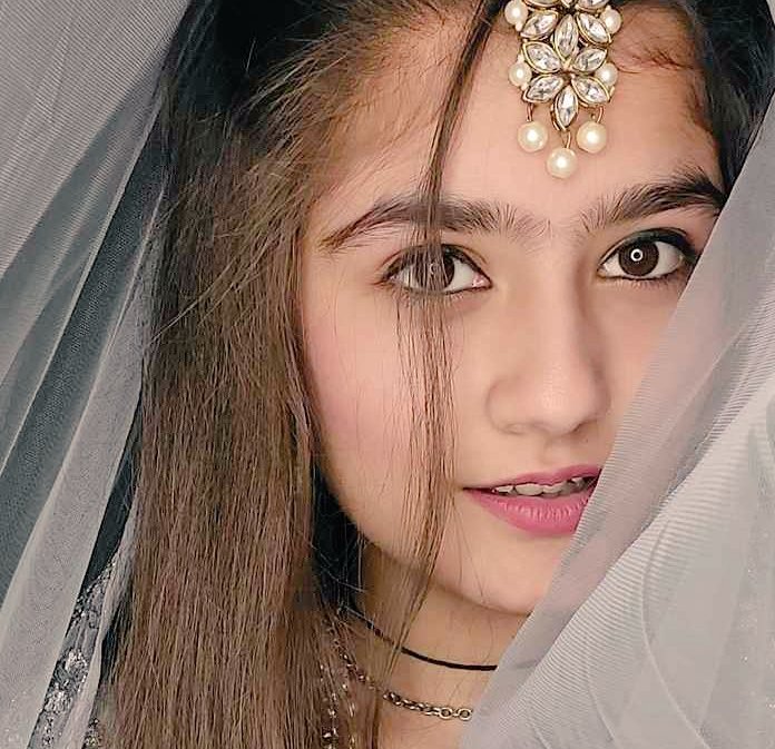 चाँद तो एक नुर है इसलिए उसे खुद पे गुरूर है हम गुरूर करे भी तो किस पे करे हमारा 
     तो चाँद ही हमसे दुर है…....।।

         #पाखी📝🥺
    ||🍁  Good Evening 🍁||