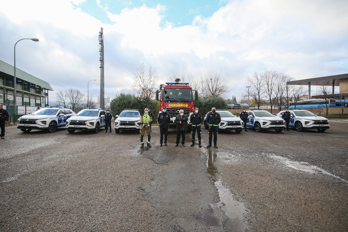 ToledoAyto's tweet photo. El parque móvil de Bomberos cuenta con un nuevo camión nodriza y Policía Local suma seis vehículos con emisiones cero

Más información: https://t.co/9rQExEJ53G https://t.co/BnIvNfpLby