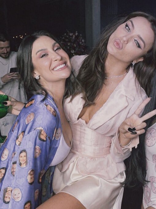 temporalcleft's tweet photo. ATENÇÃO: FELIZ RABIA DAY, MEUS AMORES. Comemorem, porque amar essas duas já teve seus altos e baixos, mas estamos aqui ainda dando todo o amor do mundo pra essas duas mulheres incríveis e hoje o rabiaverso aconteceu sem ser em um universo paralelo. https://t.co/tII5hEmHRv