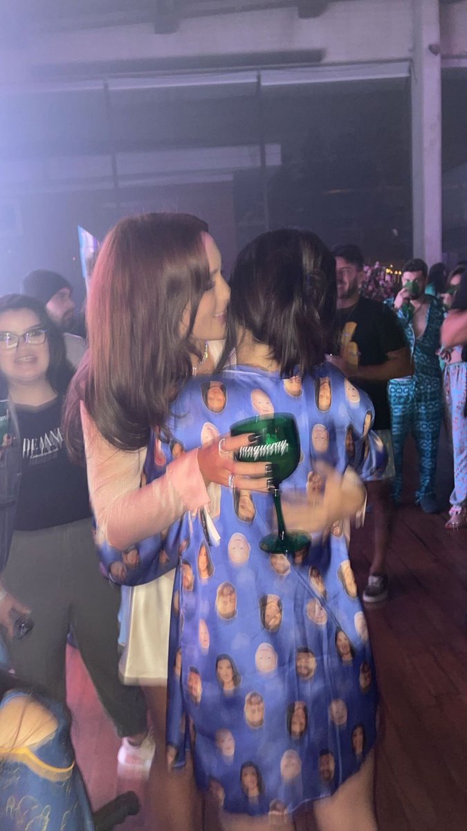 temporalcleft's tweet photo. ATENÇÃO: FELIZ RABIA DAY, MEUS AMORES. Comemorem, porque amar essas duas já teve seus altos e baixos, mas estamos aqui ainda dando todo o amor do mundo pra essas duas mulheres incríveis e hoje o rabiaverso aconteceu sem ser em um universo paralelo. https://t.co/tII5hEmHRv