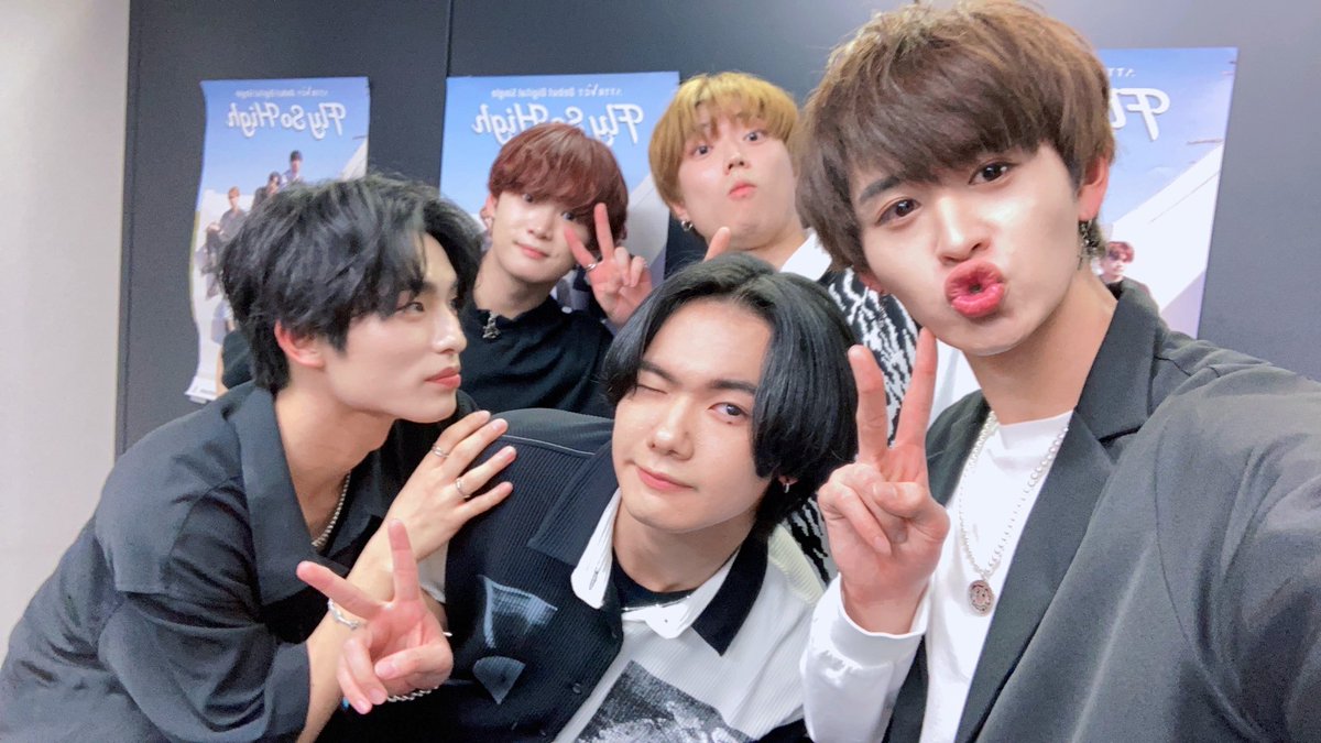 ATTRACT__jp's tweet photo. [STAFF]
ATTR∀CT初のインスタライブ、ご覧いただきありがとうございました！
アーカイブも残していますので、ご覧いただけなかった方はぜひお時間があるときにご覧ください👀❤️‍🔥

デビュー記念インスタライブ終了後のメンバーから写真が届きました💌

#ATTRACT #ATTRACT_1222_Debut #FlySoHigh https://t.co/IuHRECONGs