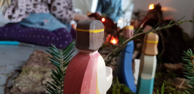 thomas_dettling's tweet photo. ◼️🎄Meine Kinder haben eine kleine Landschaft und eine Krippe gebaut. Das Material haben wir im Wald gesucht und getrocknet. Zwei Königinnen und ein König sind unterwegs. Das passt so besser, meinte die Tochter. Finde ich auch. Frohe #Weihnachten, liebe Community. #femaleshift 🎄 https://t.co/h6RvpLSlL5