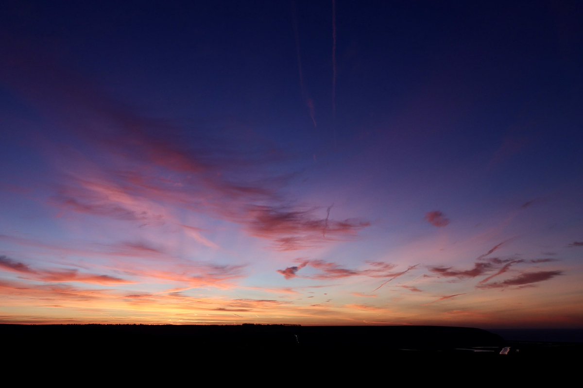 suerob50's tweet photo. Dawn sky across the Cuckmere Valley this morning. #Sussex #sunrise #dawn #CuckmereValley #sky https://t.co/IBeLlhlGLE