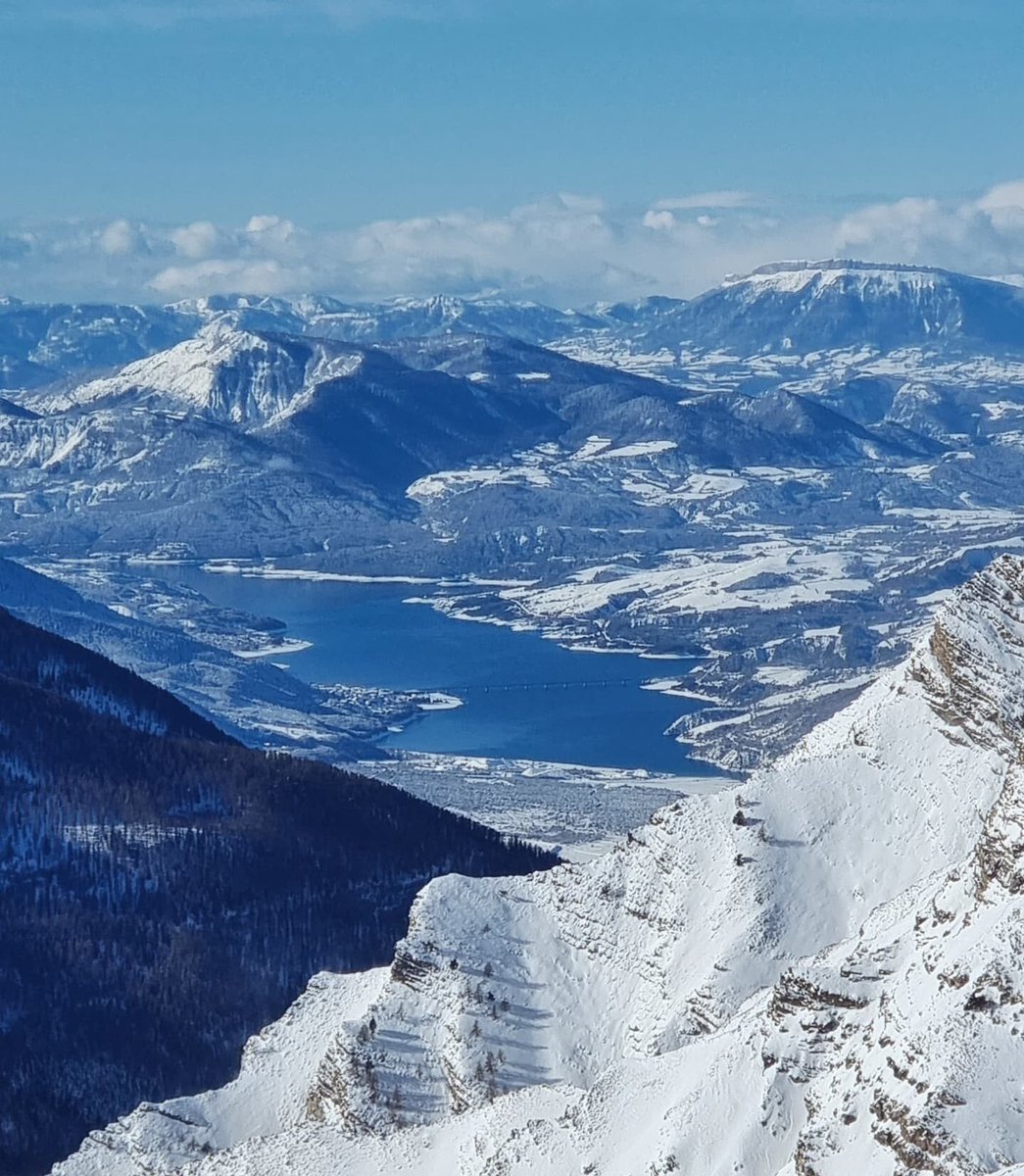 🤍 Le lac de Serre-Ponçon quand on monte à #Vars ❄

Cette année, certains veinards vont pouvoir de nouveau fouler les pistes et profiter des joies de la neige ! 

Vous êtes plus team ⛷ ou 🏂 ? 

Crédit 📸 : Ben13_600 sur Instagram