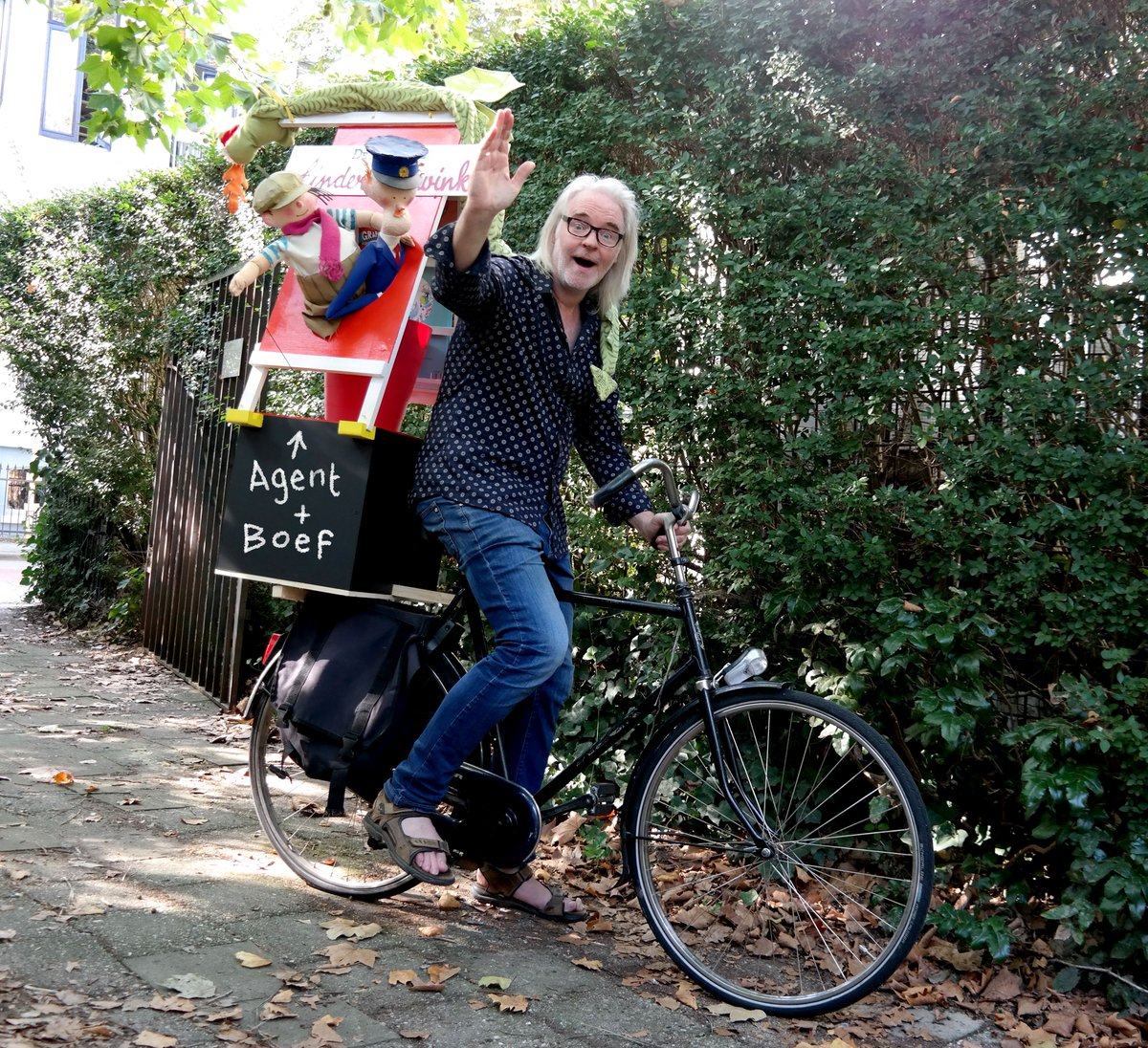 Een boek kopen en het thuisbezorgd krijgen door een bekende illustrator? Dat is donderdag 23 december zomaar mogelijk als je online of telefonisch boeken of speelgoed bij ons bestelt. lezenisleuk.nl/nieuws/de-kind… Agent &amp; Boef komen ook mee!