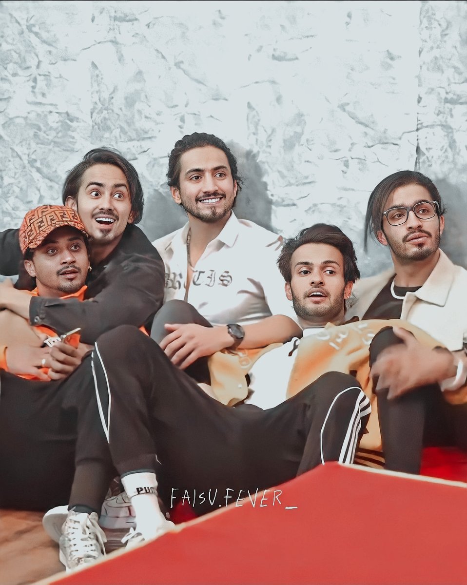 Dilli_ki_ladki_'s tweet photo. The way these guys are promoting their new MV shows that they all are so excited as we are... Gonna make that song at no 1

YAAR BHOOKE NANGE OUT TOMORROW
@Mr_Faisal_S07 @adnaanshaikh18 @faizbaloch_0707 hassu saddu https://t.co/UMNV8iFNiZ