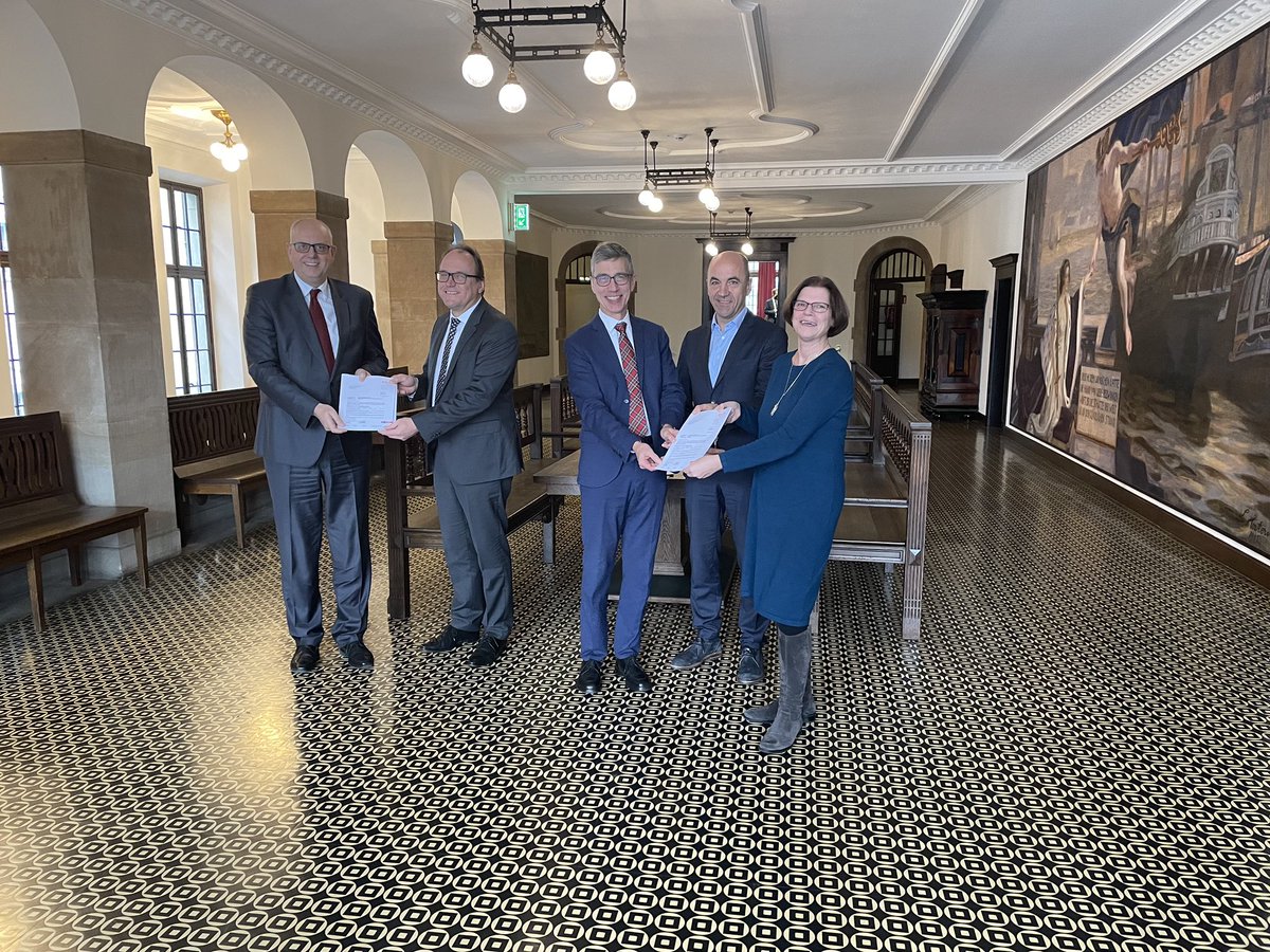 Wirtschaft_HB's tweet photo. @KristinaVogt_HB und @AndreasBovensc1 haben heute einen Förderbescheid über 10 Millionen Euro für das bislang größte industrielle Wasserstoffprojekt in Bremen übergeben > mehr könnt ihr hier lesen!

https://t.co/yGuYv2pRDM https://t.co/w1g9kr3o9F